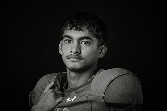 VARSITY_LA'A KA'AWA_MIKE'ELA_143A0051bw