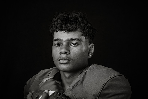 VARSITY_HOLTON_EZRA_143A0053bw
