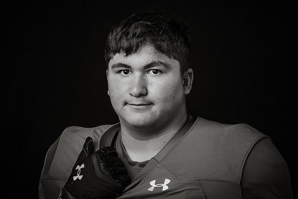 VARSITY_MENKE_LOGAN_143A0008bw